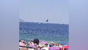 На пляже Рио-де-Жанейро самолёт рухнул в воду, пилот погиб