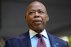 Мэр Нью-Йорка Адамс призвал жителей сидеть дома и «делать детей» в снегопад