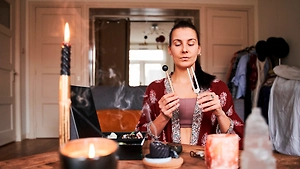 Как очистить дом от негатива перед Новым годом: Простой ритуал за 10 минут