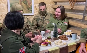 Народный фронт привёз на передовую новогоднюю ёлку с конфетами и оливье