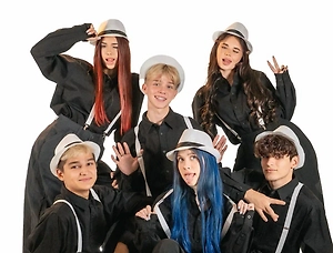 Никита Шульгин — это отдельная история, его селёдка под шубой по бабушкиному рецепту просто бомба! Кристина придумывает всякие вкусные закуски, Соня мастерски режет оливье, Мусим и Тёма — главные по горячему, а Кира потом всё это красиво раскладывает. Но есть одно блюдо, без которого наш Новый год — это вообще не Новый год, это наш фирменный жюльен с курицей и грибами в тарталетках.