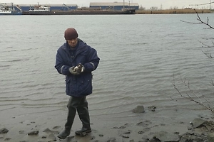 В Ростове-на-Дону спасатели вызволили собаку и её слепого щенка из ледяной реки