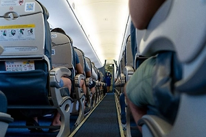 Life.ru публикует первое видео из салона самолёта Red Wings, севшего в Домодедово после пожара в двигателе