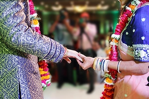 Массовая свадьба в Индии закончилась дракой из-за чипсов