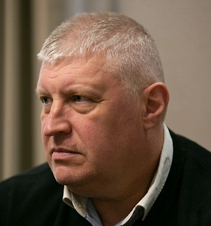 Зеленский отработан. Зеленский замазан коррупционным скандалом. Я думаю, в ближайшее время мы увидим заявление Зеленского об отставке, потому нет смысла представителям Трампа встречаться с человеком, который уже отработан. Он не нужен. Они будут решать вопросы с Умеровым. И я думаю, Умеров будет подписывать капитуляцию Украины перед Российской Федерацией.