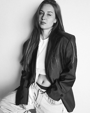 Главное при позировании за новогодним столом — расслабиться, не зажиматься, не горбить спину. Это основные ошибки. Также лучше, чтобы фотографировали чуть выше уровня глаз, чтобы не было лишних «вторых подбородков» в кадре. Причём неважно, это профессиональная фотосессия или фотография для семейного архива на телефон.