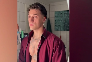 Немецкий блогер признался в любви россиянкам и украл их сердца, станцевав под «Матушку» с голым торсом