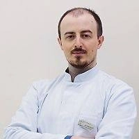 Соответственно, во время застолья рекомендуется есть продукты питания, богатые железом, но не сочетать приём алкоголя с препаратами железа. Железо содержится в продуктах как животного, так и растительного происхождения. Выделяется два типа железа: гемовое (легкоусвояемое, животного происхождения) и негемовое (трудноусвояемое, растительного происхождения).