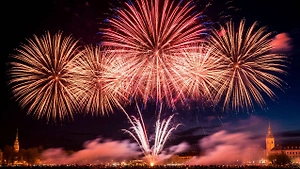 Россиянам объяснили, где и как можно запускать новогодний салют без последствий