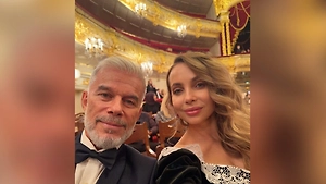 Жена Газманова приехала в Большой театр в чёрном платье с глубоким декольте