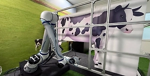 Лукашенко показали макет робота для автоматического доения коров