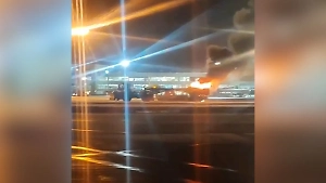 Снегоуборщик загорелся на взлётно-посадочной полосе в аэропорту Домодедово