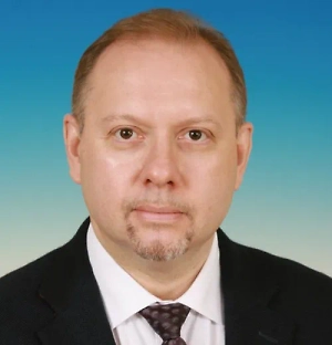 Он пытается некую опасность, исходящую от России, продавать. Торговец страхом для Европы. Он действует по тем же шаблонам, что действовали и раньше, и никак не может перестроиться, никак не может понять, что в Америке теперь новый президент, новая реальность, и что продолжать все эти методы – байденовские, английские – смысла нет.