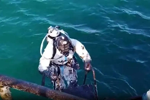 Водолазы достали 169 мешков с мазутом со дна моря под пирсом в Витязево