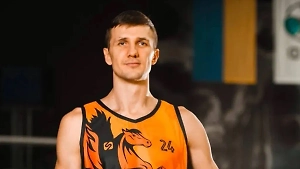 Танку дуло прочищать: Баскетболиста сборной Украины прямо с поезда забрали в военкомат