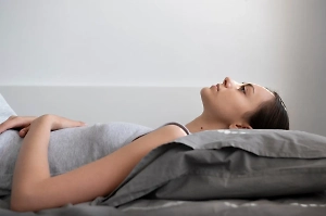 Сомнолог назвала самую полезную позу для ночного сна