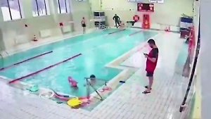 Семилетний мальчик чуть не утонул в бассейне, пока тренер «залипал» в телефоне