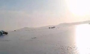 В Приморье автомобиль с людьми ушёл под лёд