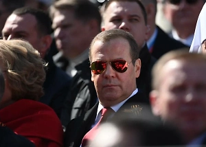 Медведев назвал Хойсгена редкостным фриком после публичных рыданий