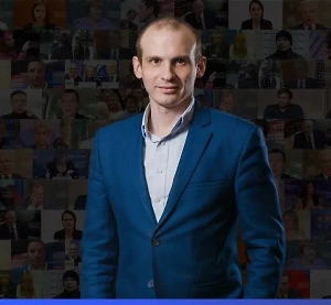 На видео ему действительно тяжело, особенно с учётом его психотипа, такой худой конституции. &lt;...&gt; Единственное, когда он об этом говорит, он хватается за живот, а не за сердце, как признак искренности. А потом хватается за нос. Такое ощущение, что всё происходящее вызывает у него сильное неприятие, даже отвращение, а не печаль. Далее, у него интонация голоса становится такой хлюпающей, что сложно подделать.