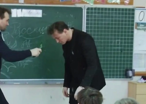 Сергей Безруков разбил об голову бутылку на глазах у одноклассников дочери