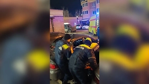 «Ангел спас»: Выпавший с 18-го этажа россиянин рухнул на авто и чудом остался жив