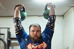 Я действительно люблю пельмени. В качестве соуса к ним — сметана. Майонез, я считаю, нельзя использовать к ним. И люблю именно домашние, которые мама лепит сама. А подавать их можно и с бульоном, и без.