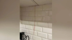 Кровь по стенам: В Москве умерший пенсионер устроил соседям настоящий фильм ужасов