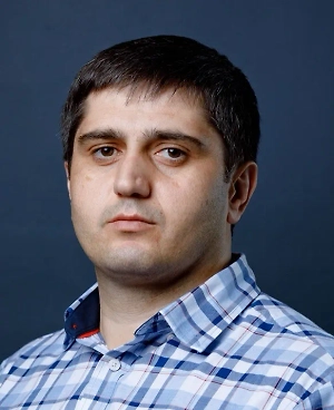 Главное правило — нельзя давать птицам жареную, солёную, копчёную или сладкую пищу, также закисший, прогорклый или заплесневевший корм. Содержащиеся в одних веществах и образующиеся в других токсины способны привести к сердечным заболеваниям, почечной недостаточности, расстройствам пищеварения, нарушению обмена веществ, воспалению и атонии зоба. Как следствие, птицы погибают.