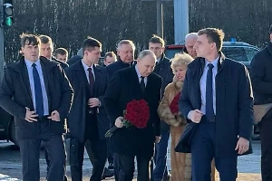 Путин возложил цветы к памятнику Анатолию Собчаку