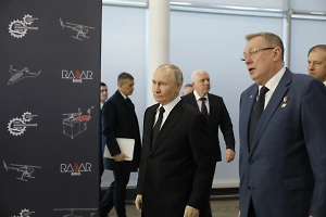 Путин посетил в Петербурге завод по производству беспилотников