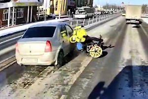 В Дмитрове авто сбило на пешеходном переходе колясочника, момент попал на видео