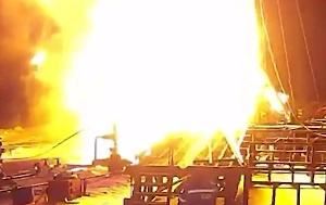 Двое рабочих загорелись после взрыва на буровой вышке под Тюменью