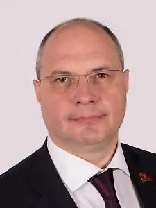 Такой запрет введён для того, чтобы усложнить мошенникам возможность быстро обналичивать украденные или оформленные на подставных лиц кредиты. Кроме того, кредитные организации теперь обязаны запрашивать данные обо всех заявках на кредиты в бюро кредитных историй и фиксировать эти сведения. Это позволит отследить случаи, когда мошенники оформляют займы на чужое имя. Если выяснится, что договор был заключён без реального согласия заёмщика, банк не сможет требовать выплаты долга. Важное уточнение – эта защита действует только в том случае, если по факту мошенничества возбуждено уголовное дело