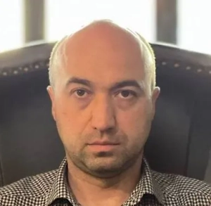 Право на возврат части уплаченного НДФЛ предоставляется гражданам, которые приобрели квартиру в новостройке и получили её без отделки. Важно, чтобы это условие было зафиксировано в договоре купли-продажи или в договоре долевого участия. Кроме того, оформить возврат могут только налоговые резиденты РФ, уплачивающие подоходный налог по ставке 13%. Если гражданин получает доход от аренды недвижимости или иной деятельности, облагаемой НДФЛ, он также может воспользоваться вычетом