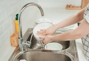 Попытка петербурженки с Паркинсоном помыть посуду закончилась падением на нож