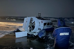 Легковушка столкнулась с аэролодкой на льду Байкала