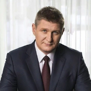 Такие решения со стороны западного прислужника Зеленского вполне предсказуемы, ведь он действует в соответствии с ранее утверждённым в Вашингтоне планом, всецело опирающимся на принцип «не своё — не жалко». Учитывая, что у Зеленского весь фронт трещит по швам, он пошёл ва-банк, безжалостно отправляя наивных безусых юнцов своими телами затыкать образующиеся бреши.