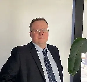 Если вы собираетесь в отпуск, планируете крупную покупку, копите на отпуск — сейчас самое время бежать в обменники и скупать доллары, менять свою валюту. Потому что другого такого шанса может и не быть. Однако, если у вас есть большой капитал в рублях, я бы не советовал сейчас все деньги вкладывать в доллар.