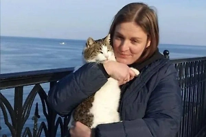 «Неадекватный»: В ГД требуют наказания для туриста, сбросившего кошку Мусю из «Ласточкиного гнезда»