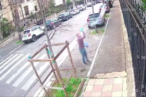 Седовласый поджигатель в маске: Появилось видео нападения на консульство РФ в Марселе