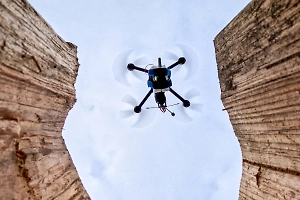 Видео от первого лица: Как наши дроны добывают трофеи в Курской области