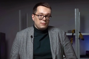 В первом случае это банкноты предыдущих выпусков, например российские рубли серии 1997 года или долларовые банкноты, выпущенные до редизайна. Они всё ещё законное средство платежа, и их отказ принимать противоречит установленным нормам.