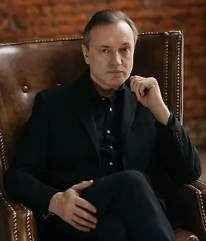 Не дайте навязчивому коллеге себя съесть. Самое главное в общении с ним — установить свои границы и защищать их как крепость. Представьте, что вы рыцарь, а ваш коллега — огнедышащий дракон, который пытается вас проглотить. Но вы не сдаётесь и бьётесь до последнего, отражая его атаки