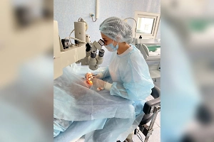 Длиннющего червя-паразита достали врачи из глаза россиянки