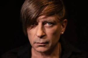 Дверь московской квартиры Лёвы* из «Би-2» подожгли «в подарок на 23 Февраля» — видео