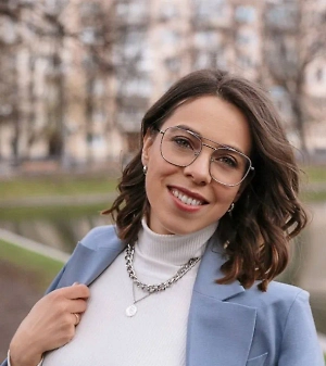 Мелания Трамп всегда очень хорошо одевалась, создавая определённые тренды в моде. Многие девушки и женщины хотели походить на неё, потому что у неё очень отточенный, элегантный, женственный, но при этом строгий стиль. Её ДНК стиля — это жёстко начерченные линии, силуэтные платья, пальто с чётко очерченным силуэтом, без мягких линий.