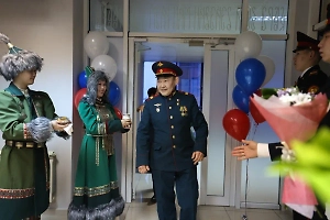 Якутский воин из видео смертельной схватки с ВСУшником привёз семье «сюрприз» от Путина