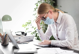 Большинство россиян не уходят на полноценный больничный, продолжая работать