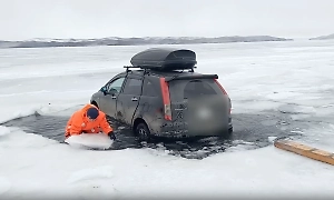 Автомобиль с туристами провалился под лёд Байкала, среди них трое детей